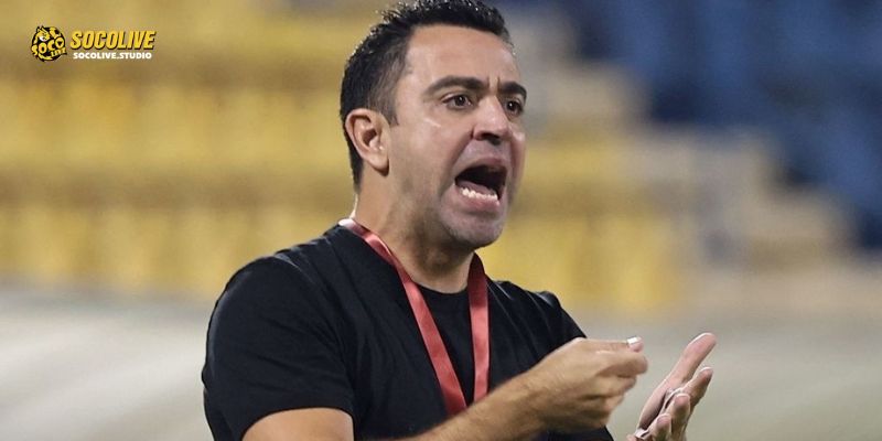 HLV Xavi chỉ đạo chiến thuật bên đường biên, thể hiện sự tập trung cao độ trong cuộc đấu quan trọng tại La Liga